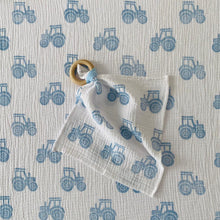 Load image into Gallery viewer, Newborn muslin gift set – farmyard tractor