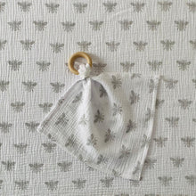 Load image into Gallery viewer, Newborn muslin gift set - honey bee