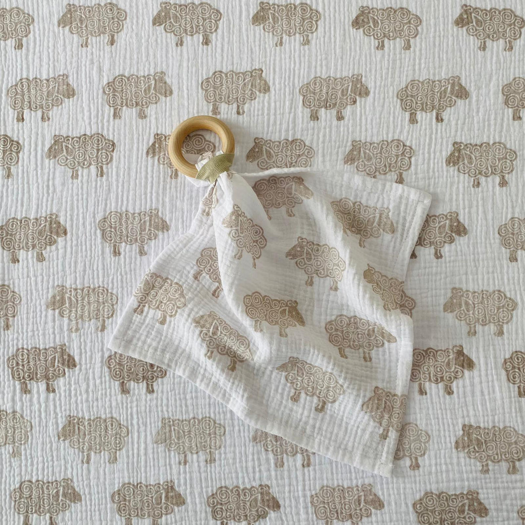 Newborn muslin gift set – curly sheep