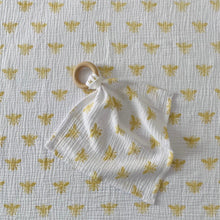 Load image into Gallery viewer, Newborn muslin gift set - honey bee
