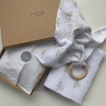 Load image into Gallery viewer, Newborn muslin gift set - honey bee
